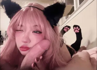Linda putita vestida de neko kawai le chupa la pija al amigo de su novio cover image