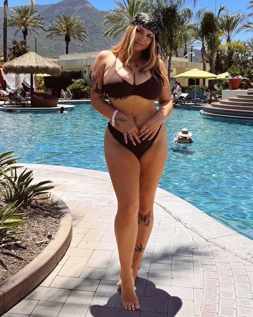 Cumslut Kylie bikini image 35