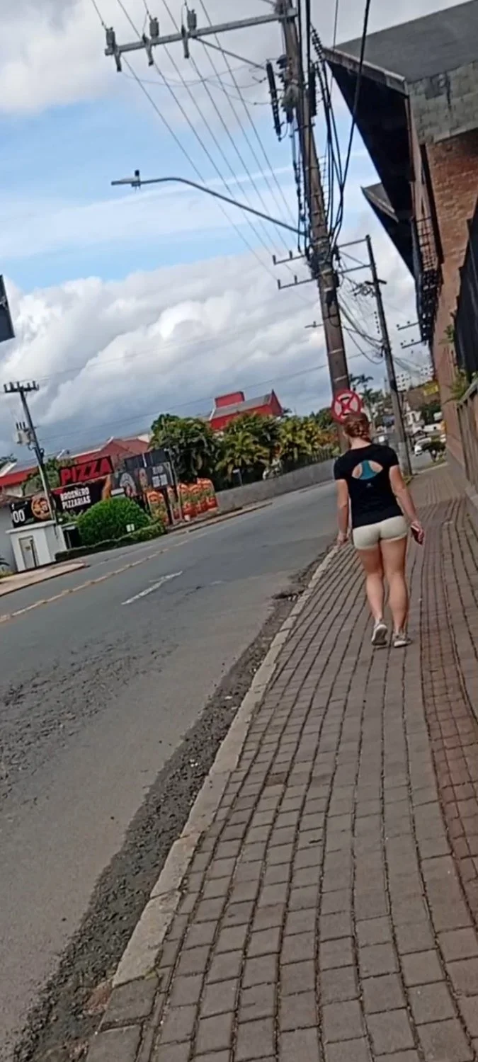 Flagra da ninfetinha indo pra academia image 3