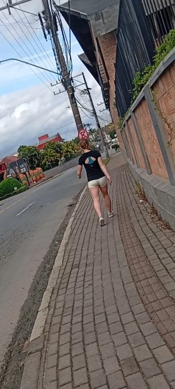Flagra da ninfetinha indo pra academia image 4