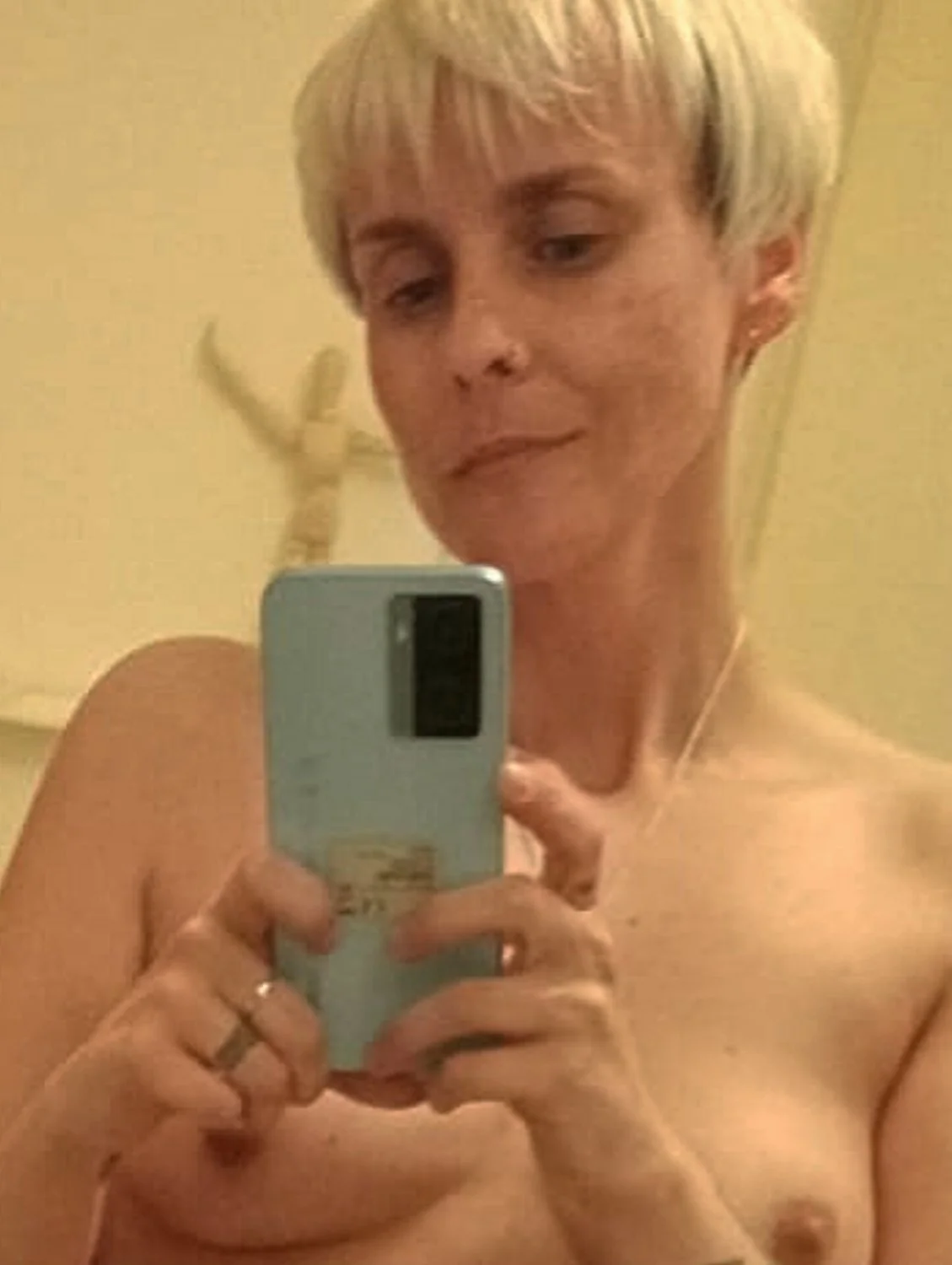 Milf separada con bonitas tetas image 12