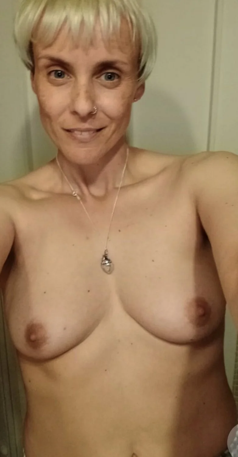 Milf separada con bonitas tetas image 13