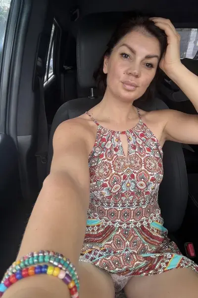 Casada passeando de carro...que acharam da roupa cover image