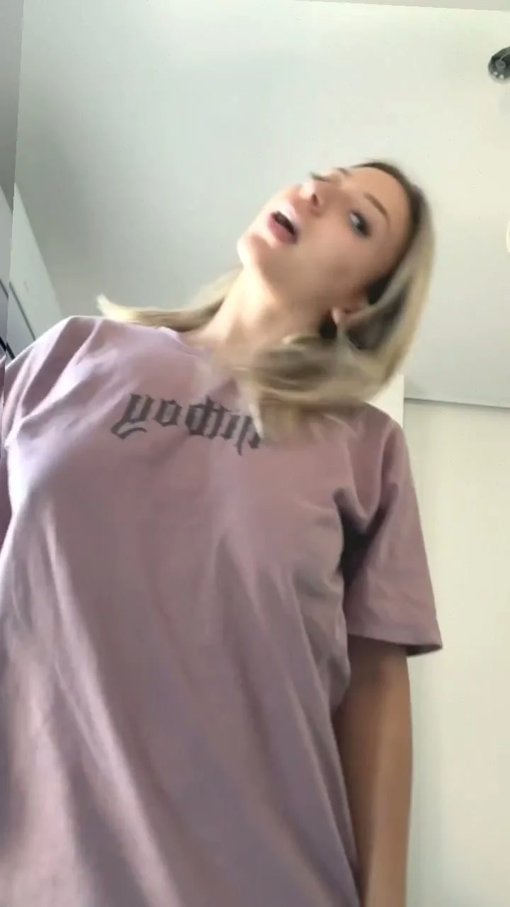 🔞 Hot petite big boobs nude sucking dick pussy 😈🍑 Check OF now image 5