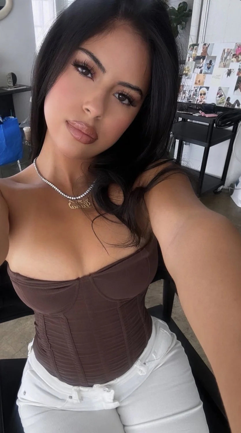 Latina Pretty Face With a Nice Waist image 9