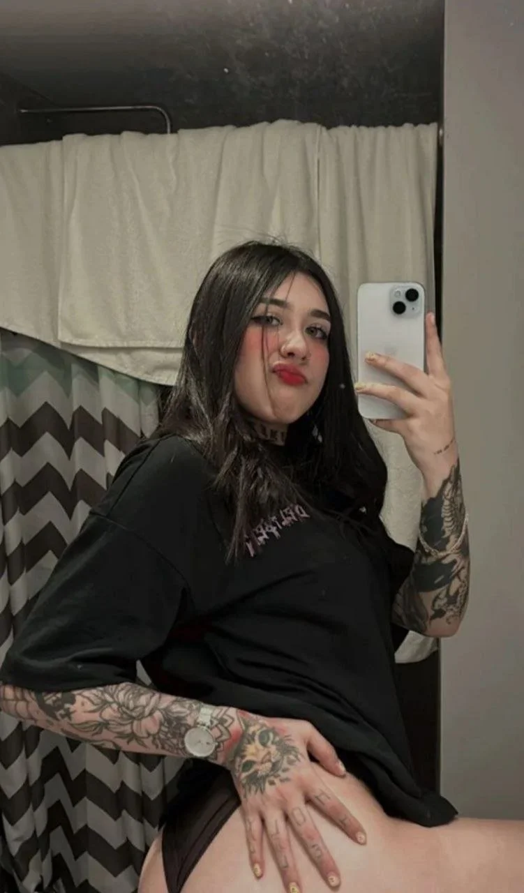 Petisa Argentina hermosa flaca tatuada Culona sexy deliciosa main image