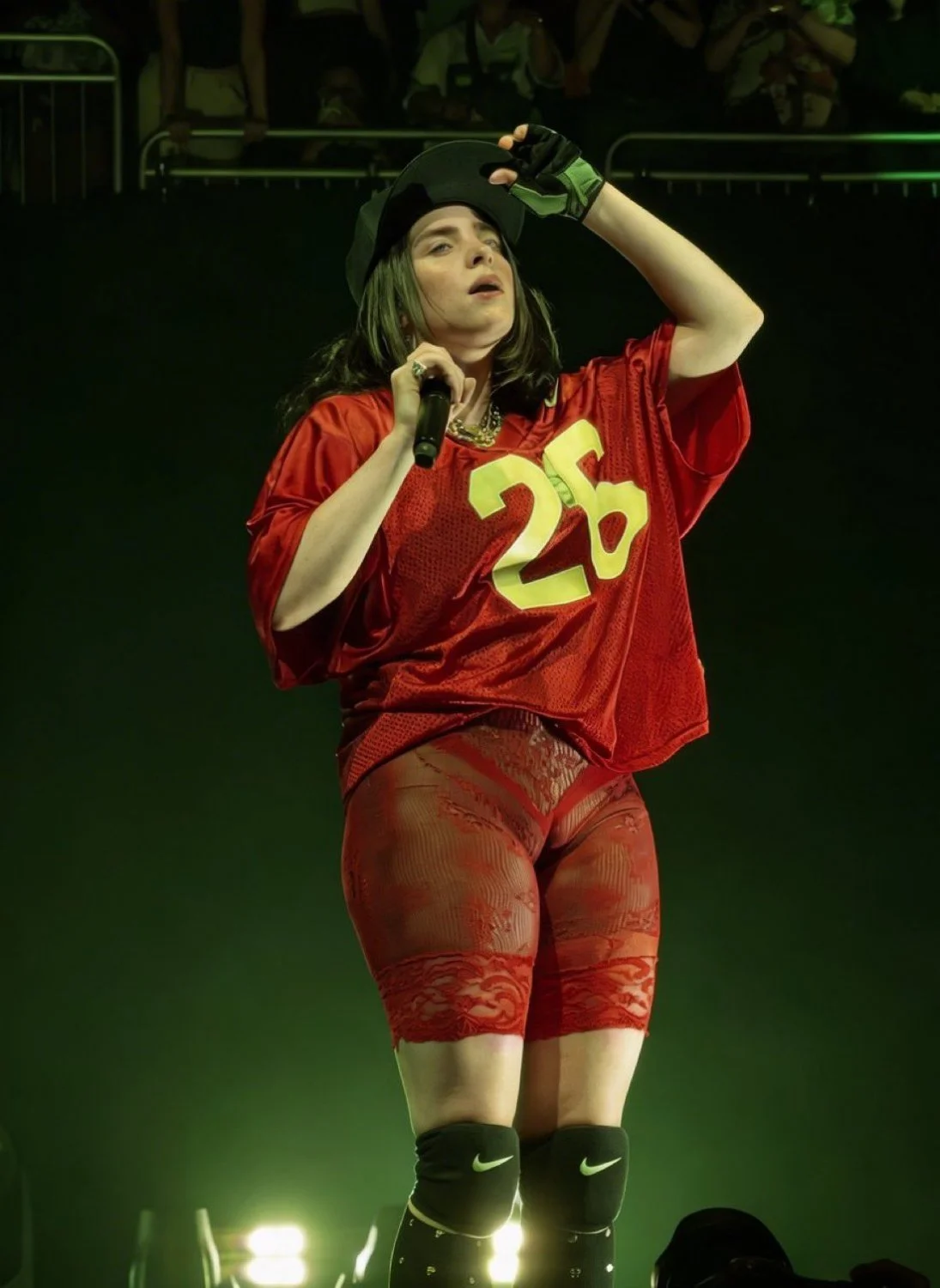 Billie Eillish faz show marcando a bucetinha gostosa image 13