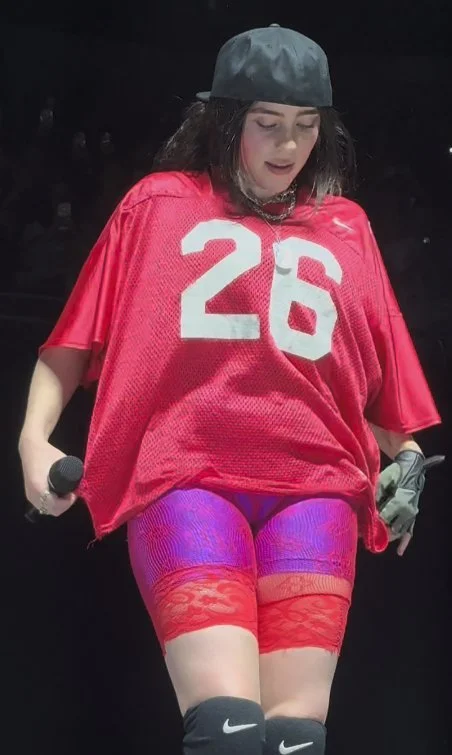 Billie Eillish faz show marcando a bucetinha gostosa image 2
