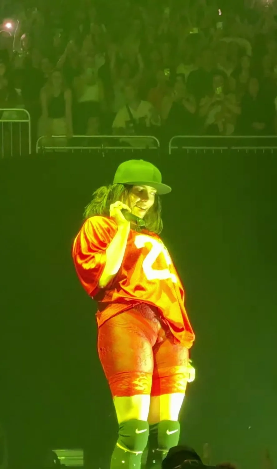 Billie Eillish faz show marcando a bucetinha gostosa image 7
