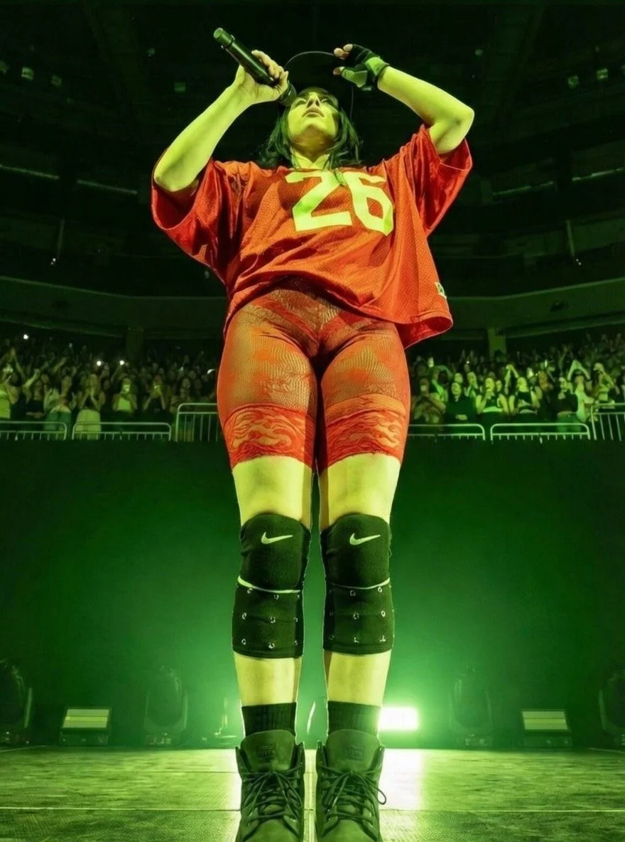 Billie Eillish faz show marcando a bucetinha gostosa image 9