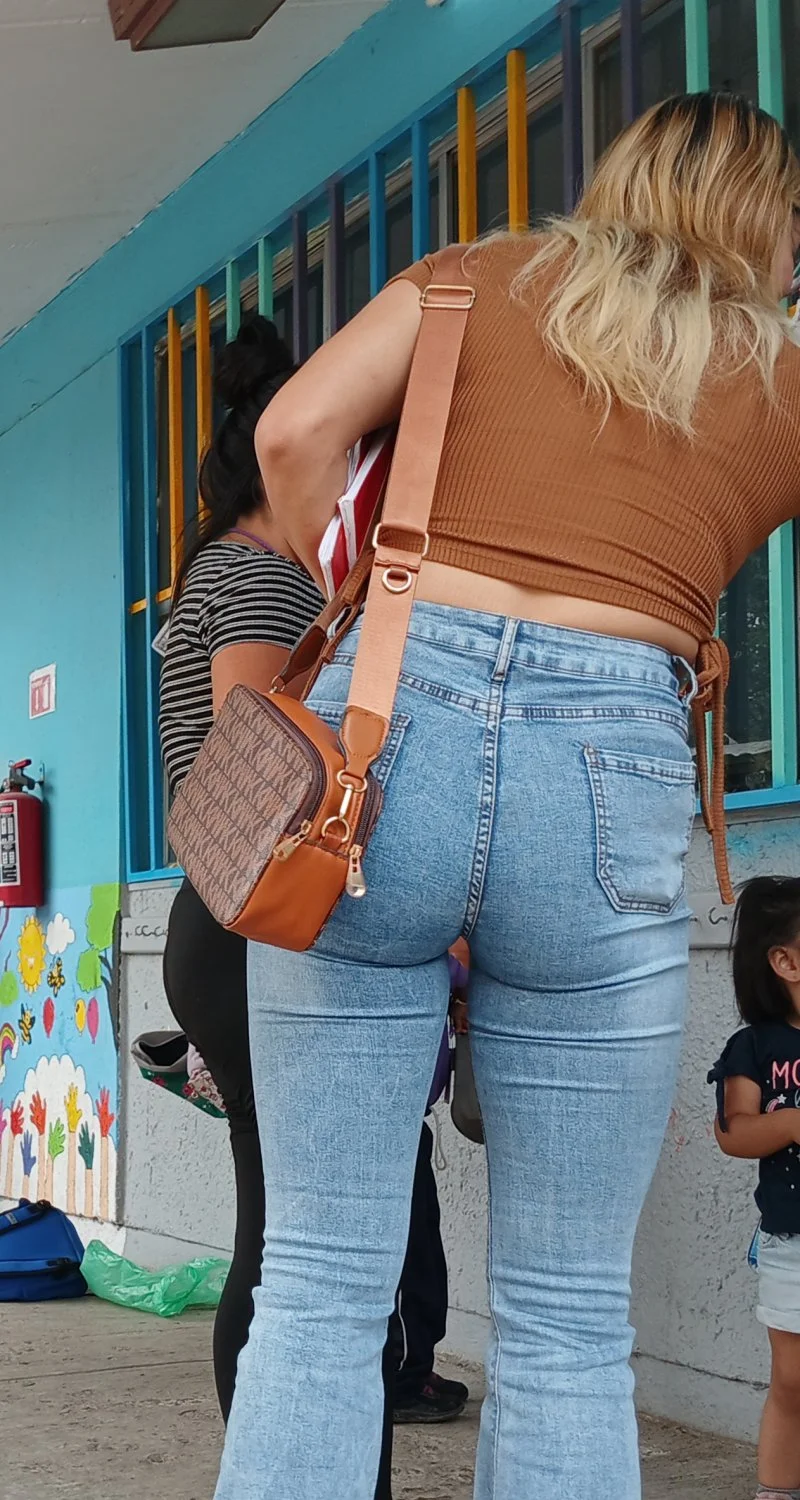 Voyeur Hermosa putimami en Jeans image 1
