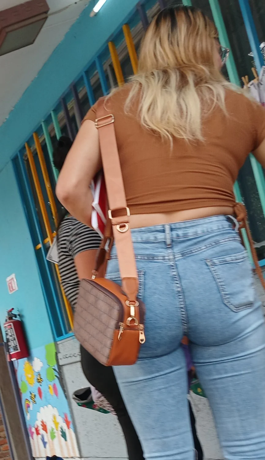 Voyeur Hermosa putimami en Jeans image 2