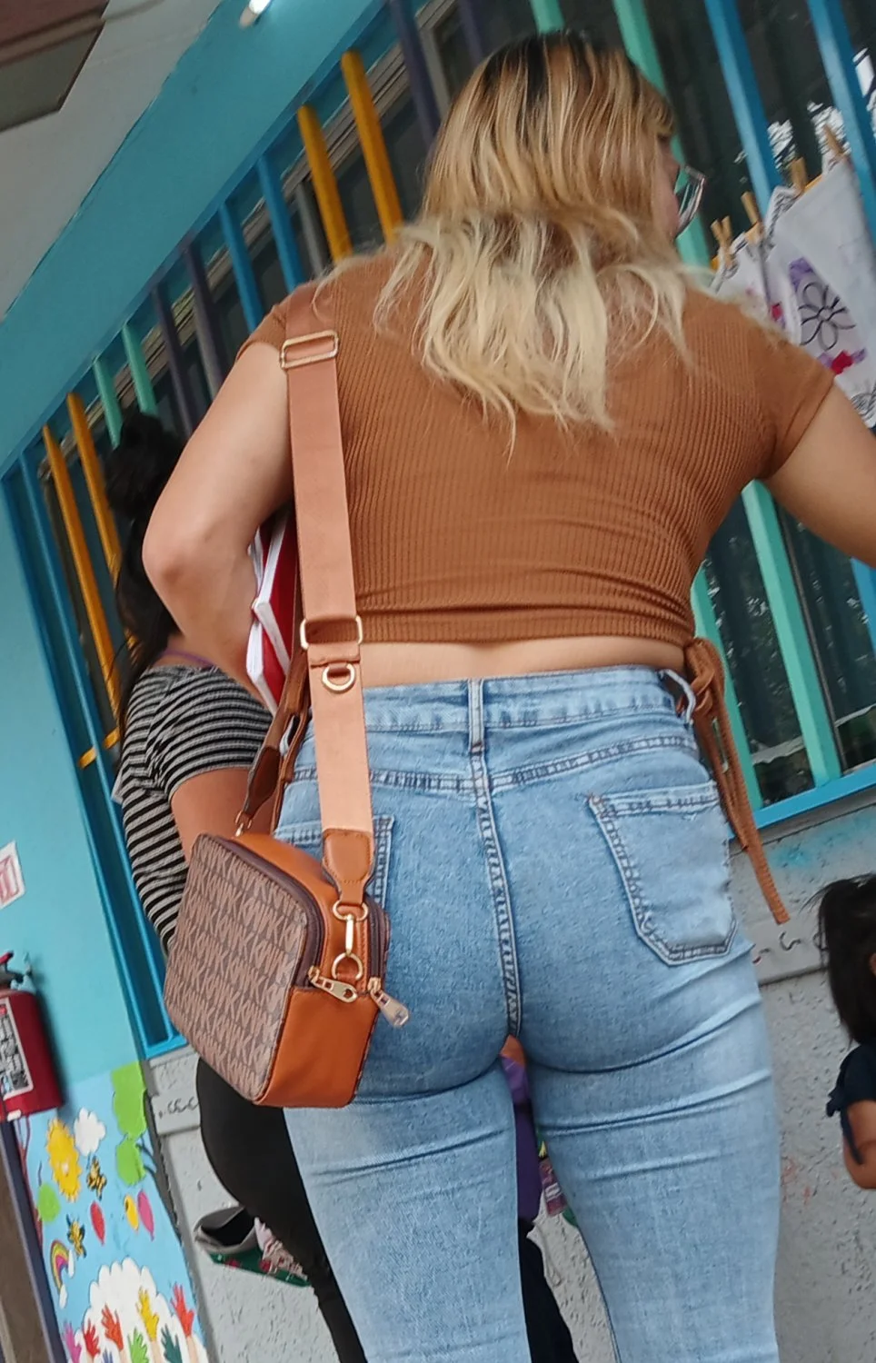 Voyeur Hermosa putimami en Jeans image 3