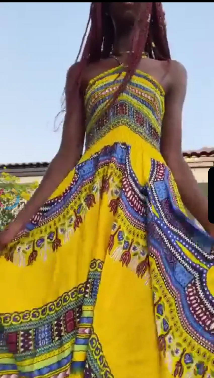 Novinha Africana se exibindo em público image 3