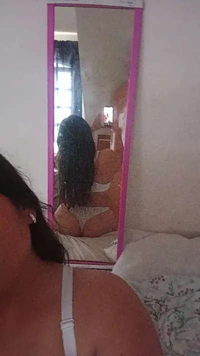 18 f sub taking some pics cover image