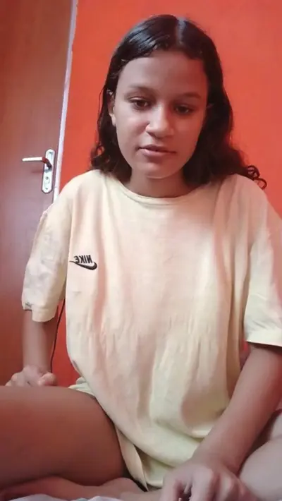 Novinha muito delicinha se exibindo na live cover image