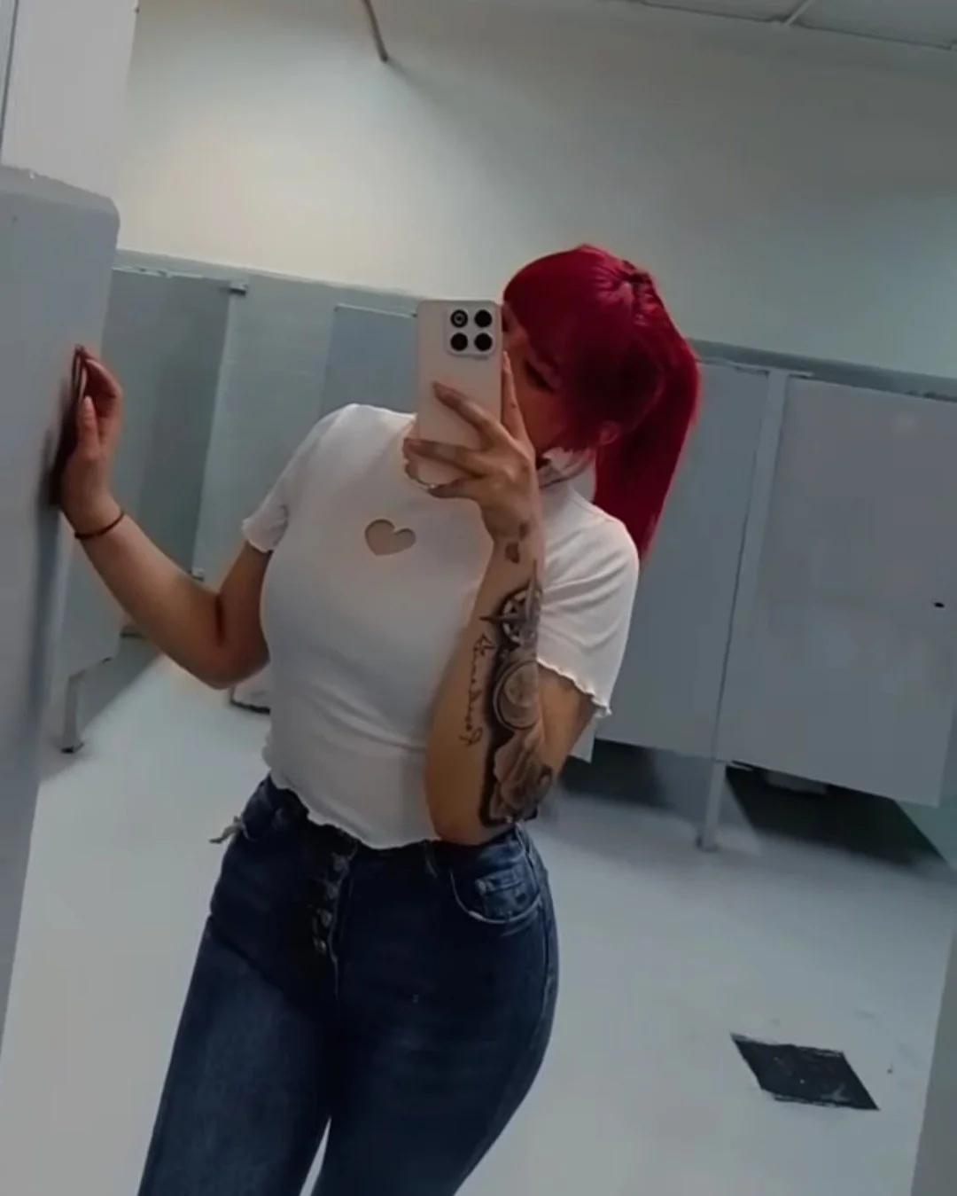Putita peliroja de ojos rasgados buen cuerpo y sexy main image