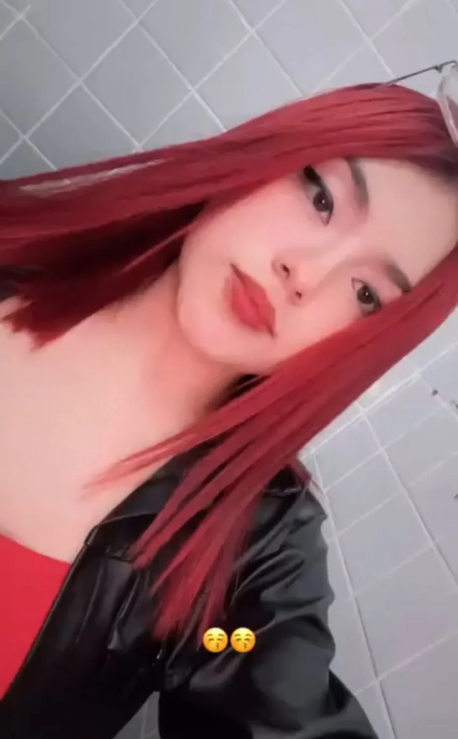 Putita peliroja de ojos rasgados buen cuerpo y sexy image 2