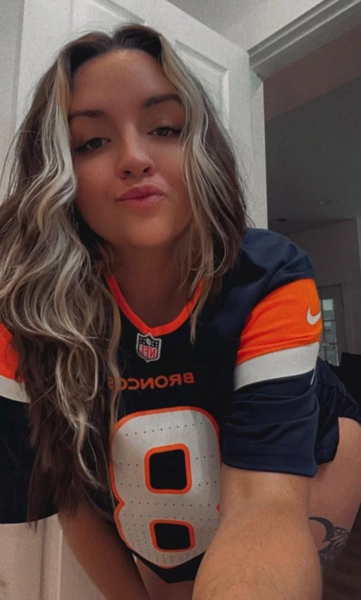 Snowbunny Pawg is a hot milf main image