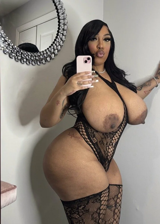 Black queen with big boobs 😈 image 12