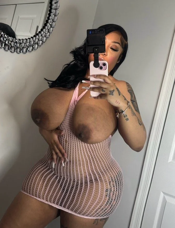 Black queen with big boobs 😈 image 4