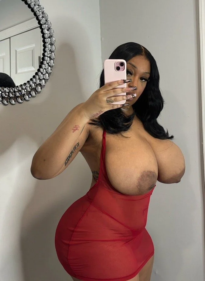 Black queen with big boobs 😈 image 7