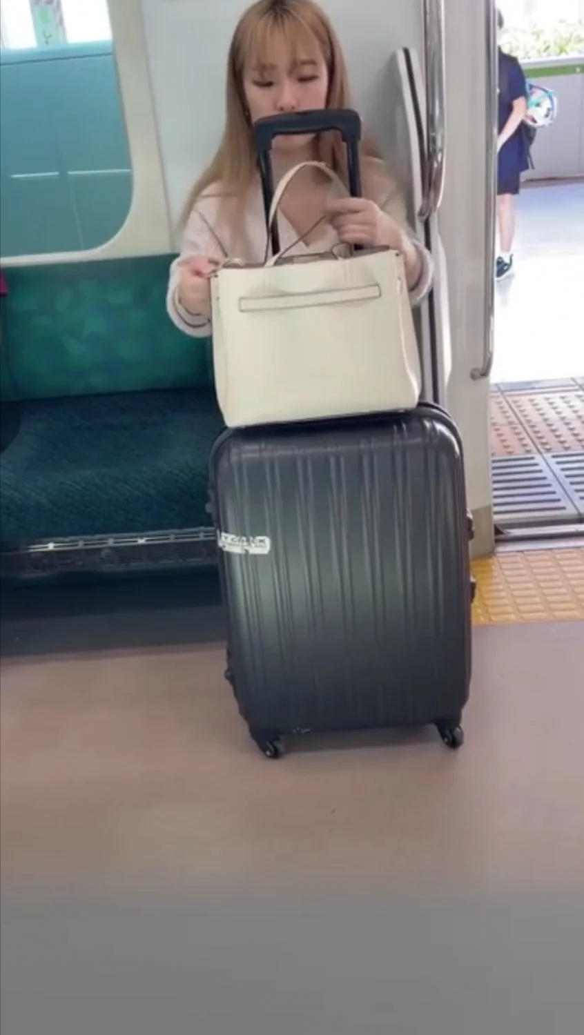 🔚Japanese　電車内　正面　美脚　ぱんちら　ソフトエロ　一発やりたい main image
