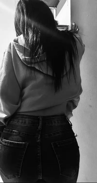 Jovencita con short corto de tiktok cover image