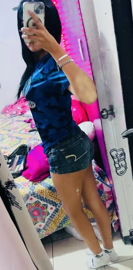 Jovencita con short corto de tiktok image 5