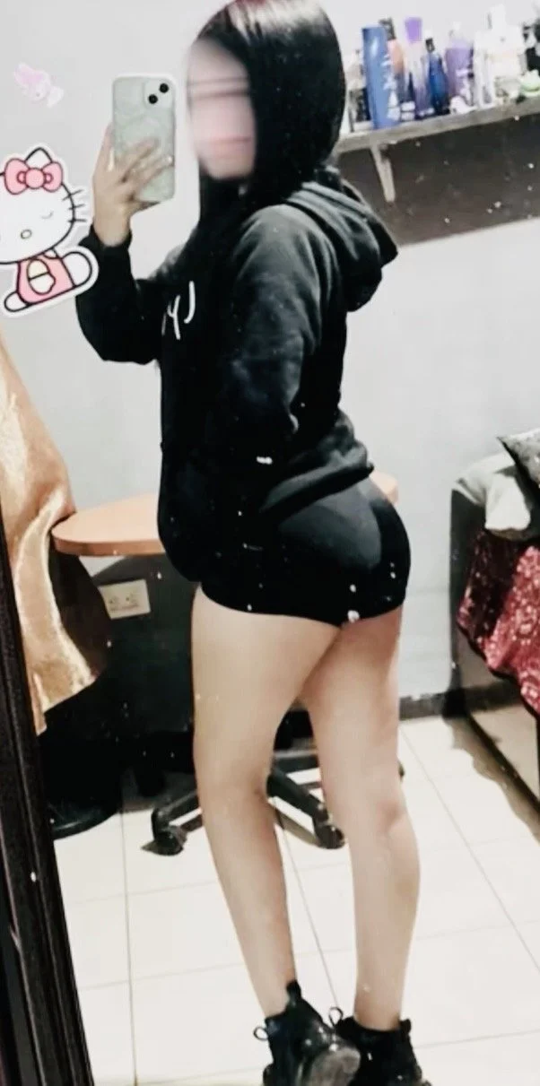 Jovencita con short corto de tiktok image 7