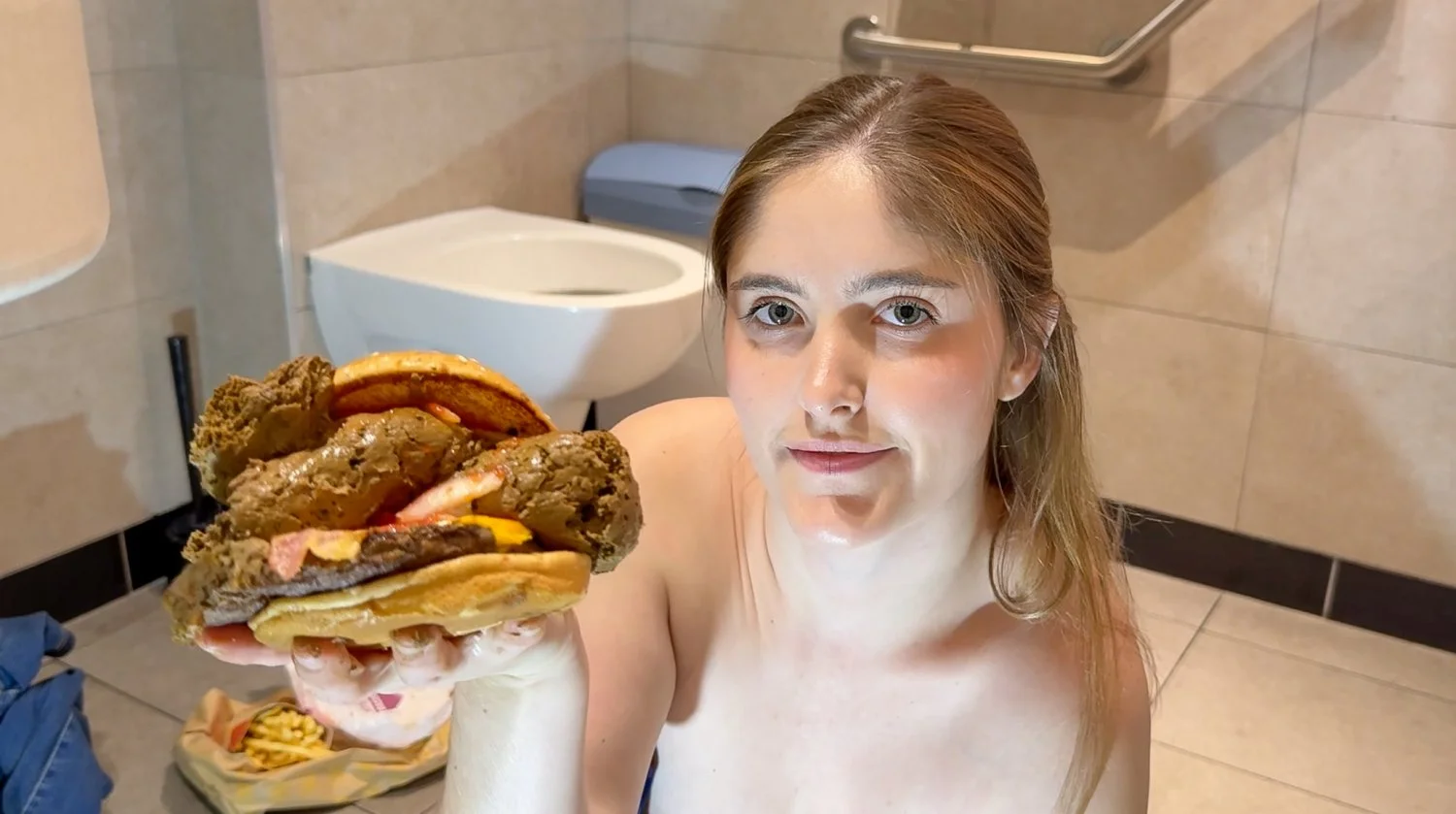 Você comeria esse hambúrguer que essa linda moça branca preparou? image 2