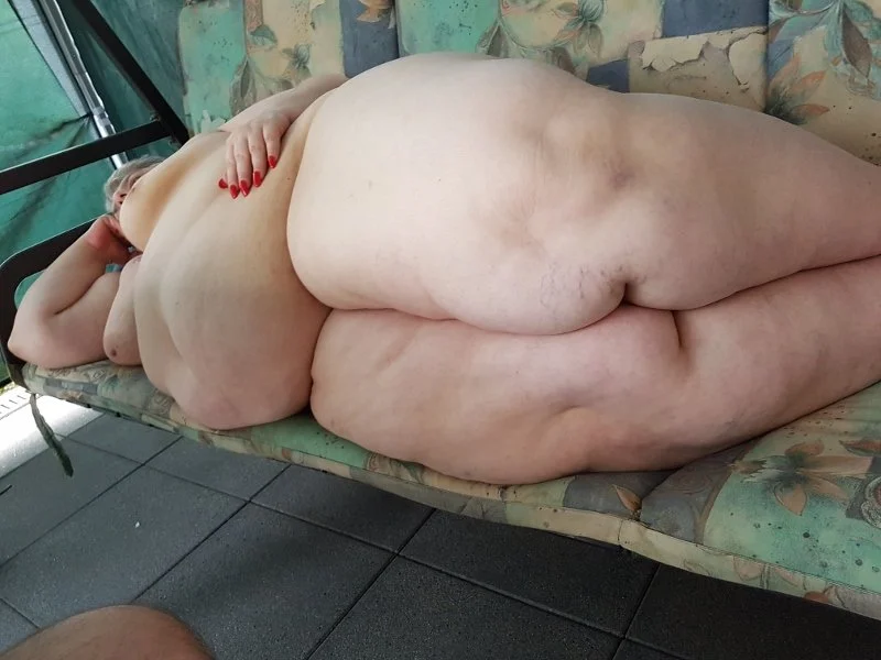 Schamlose deutsche SSBBW Fettsau nackt im Garten image 14