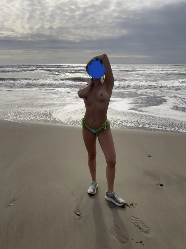 Scarlet loves being naked image 6