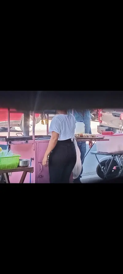 Que buen culo de esta vendedora de tortas. cover image