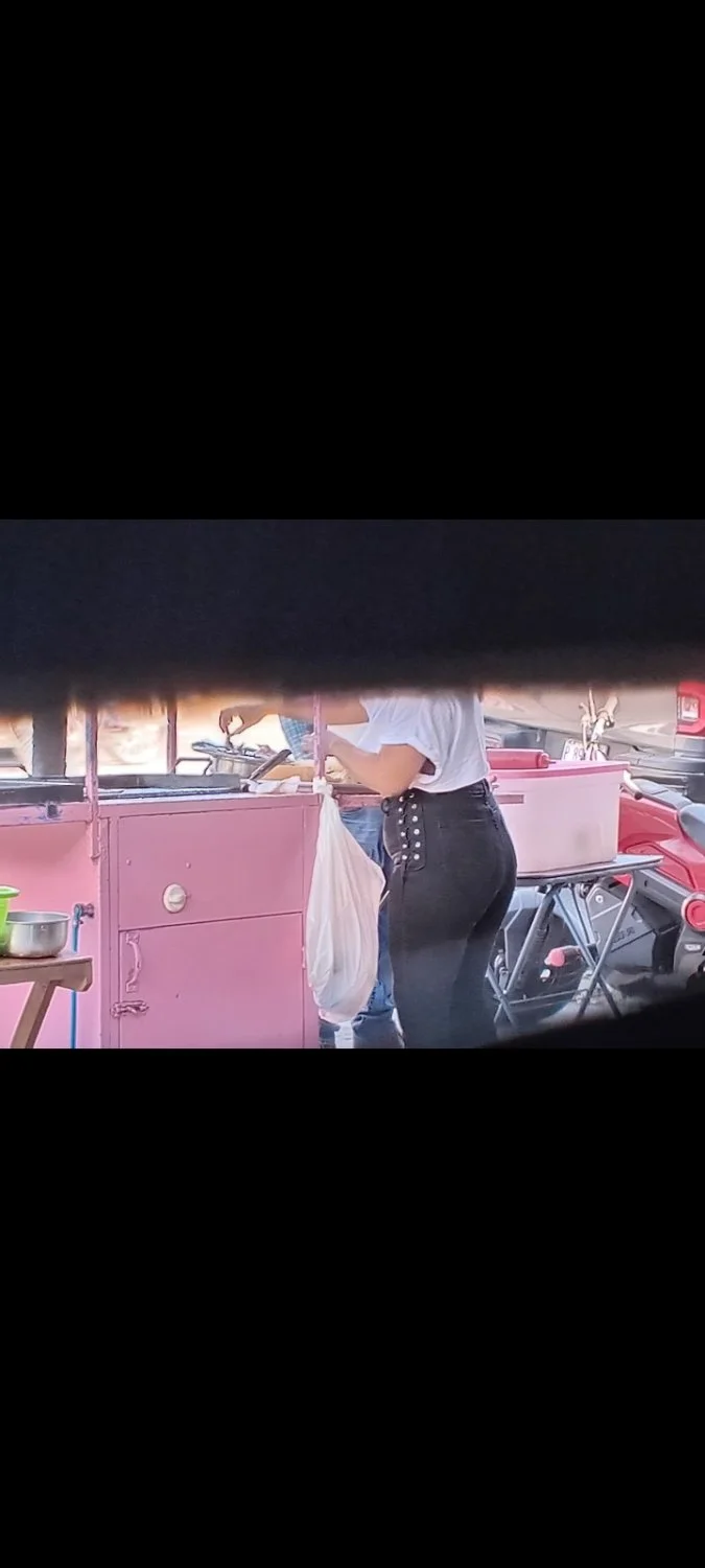 Que buen culo de esta vendedora de tortas. image 10