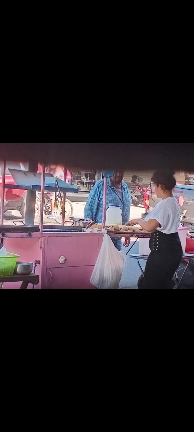 Que buen culo de esta vendedora de tortas. image 3