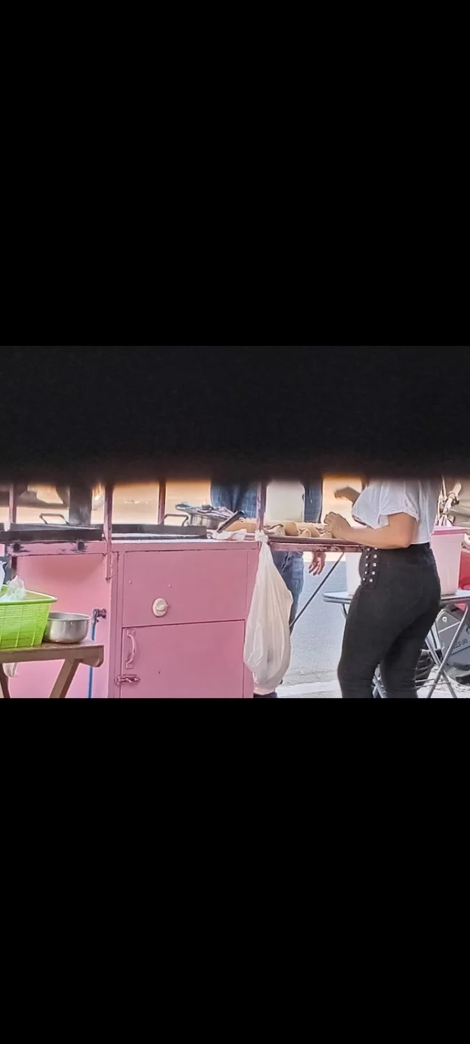 Que buen culo de esta vendedora de tortas. image 4