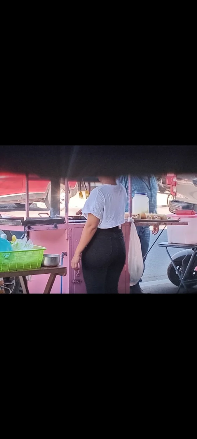 Que buen culo de esta vendedora de tortas. image 6