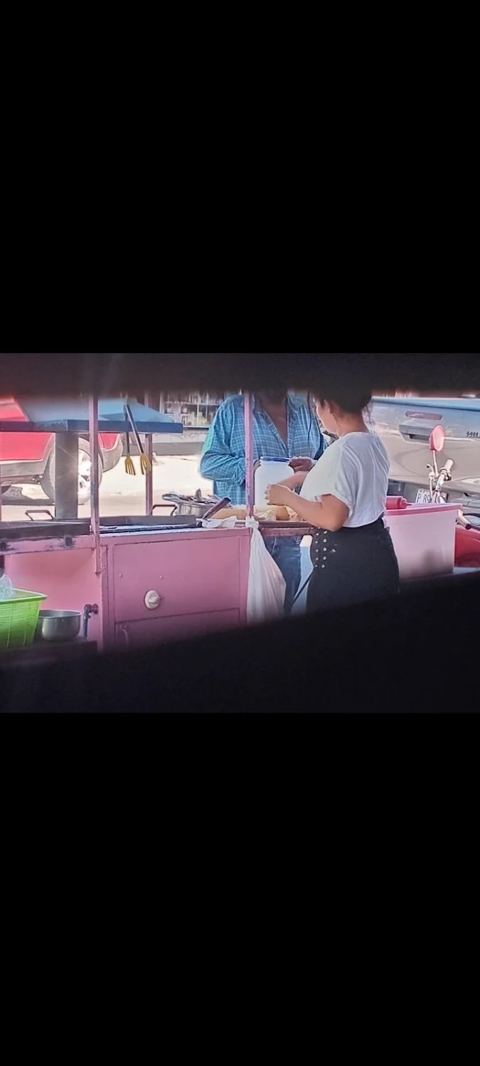 Que buen culo de esta vendedora de tortas. image 7