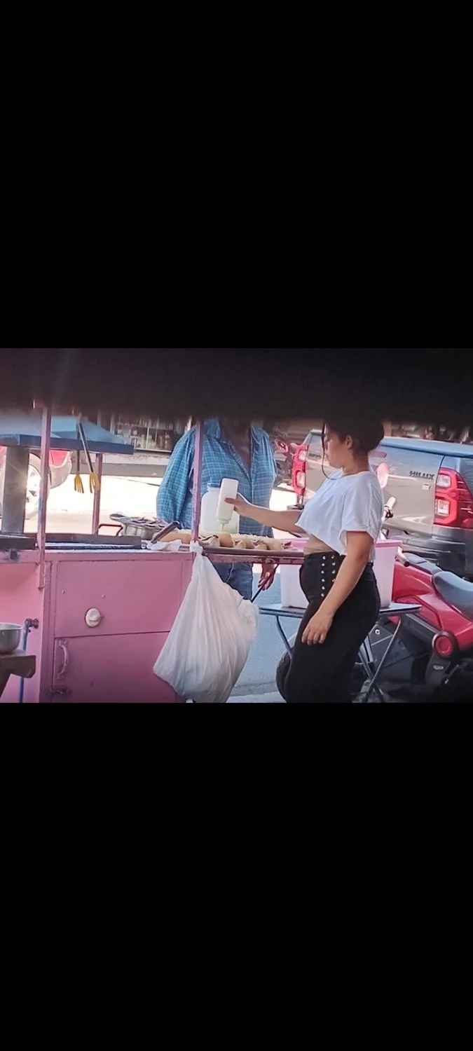 Que buen culo de esta vendedora de tortas. image 8