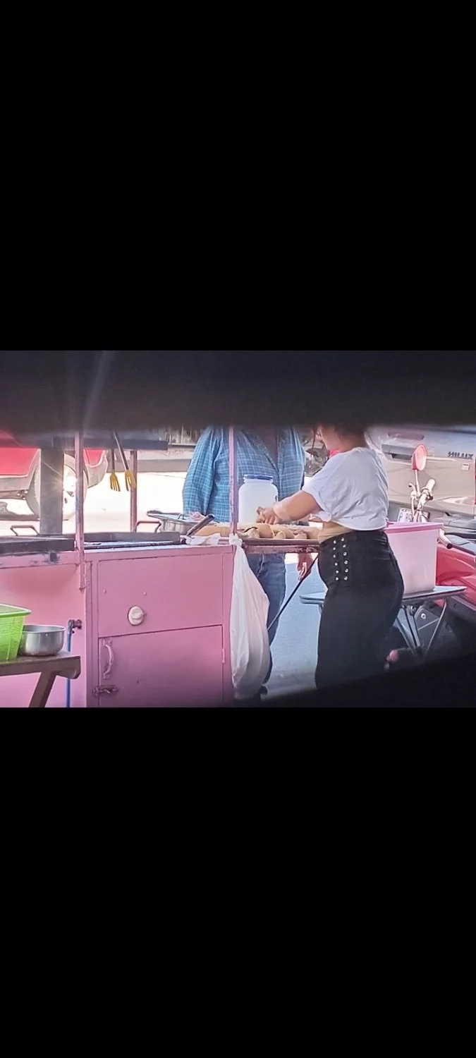 Que buen culo de esta vendedora de tortas. image 9