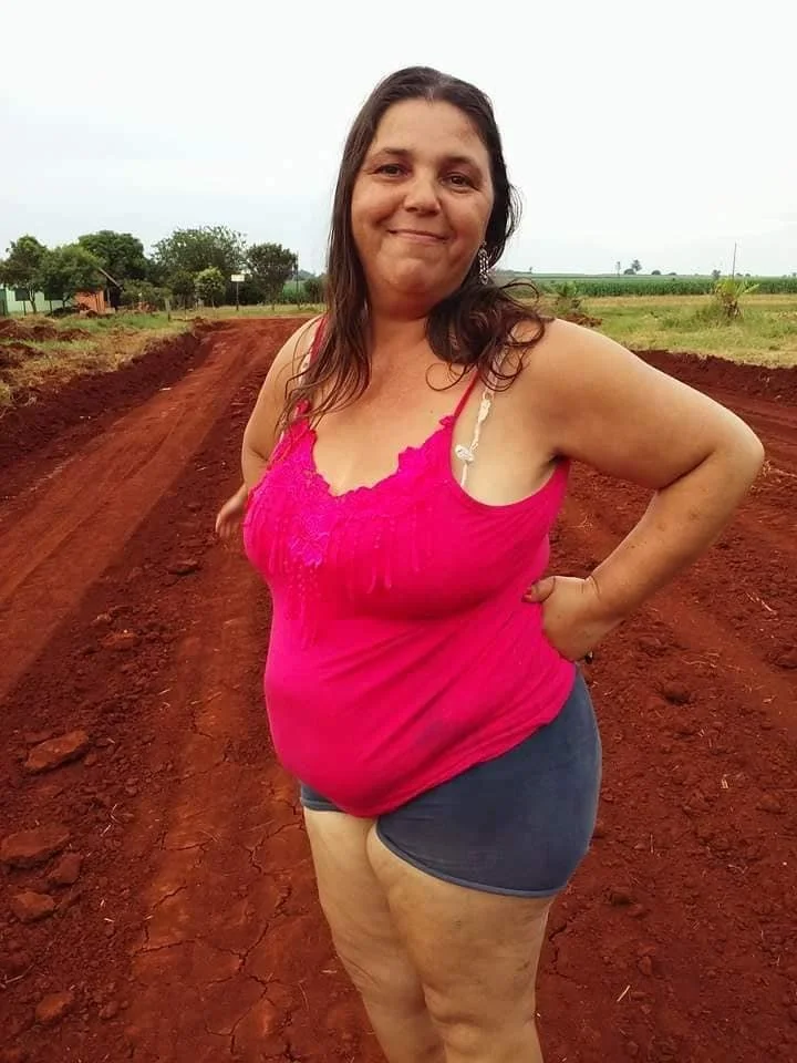 Mãe de família do sitio, mulher assim não nega piroca não. image 2