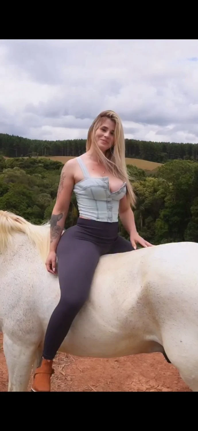 Aline loira influencer e puta image 6