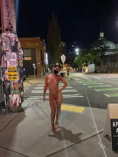 famous pornstar nude in public gets caught by seattle police cover image