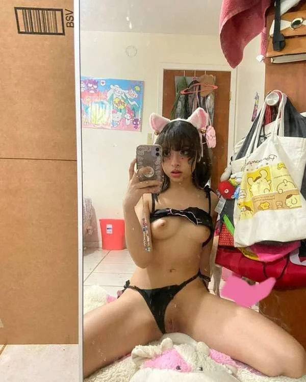 Queen Pequeña nena caliente 🔥 de ricas 🤤 tetitas image 4