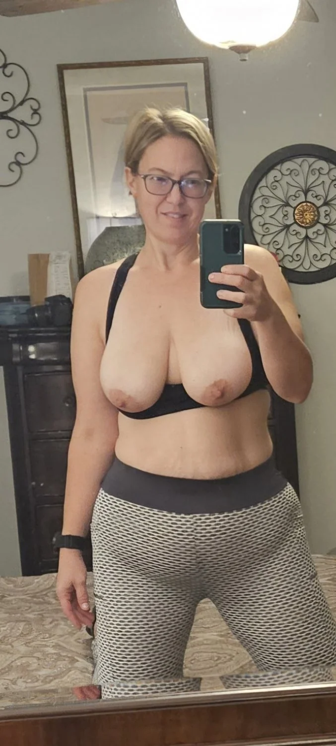 Sexy Mature Milf with saggy boobs and wrinkled belly image 14