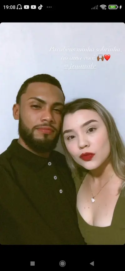 Esse seguidor pediu pra vazar esse casal exibidos, que namorada gostosa ele tem bucetinha rosinha cover image