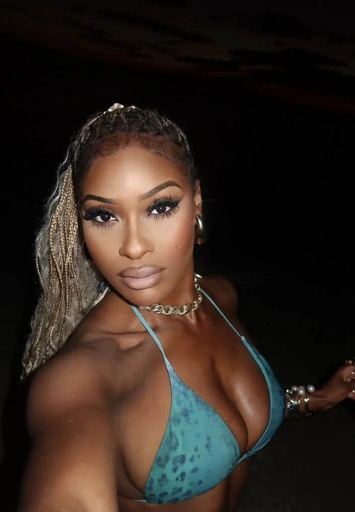 She so Danm fine main image