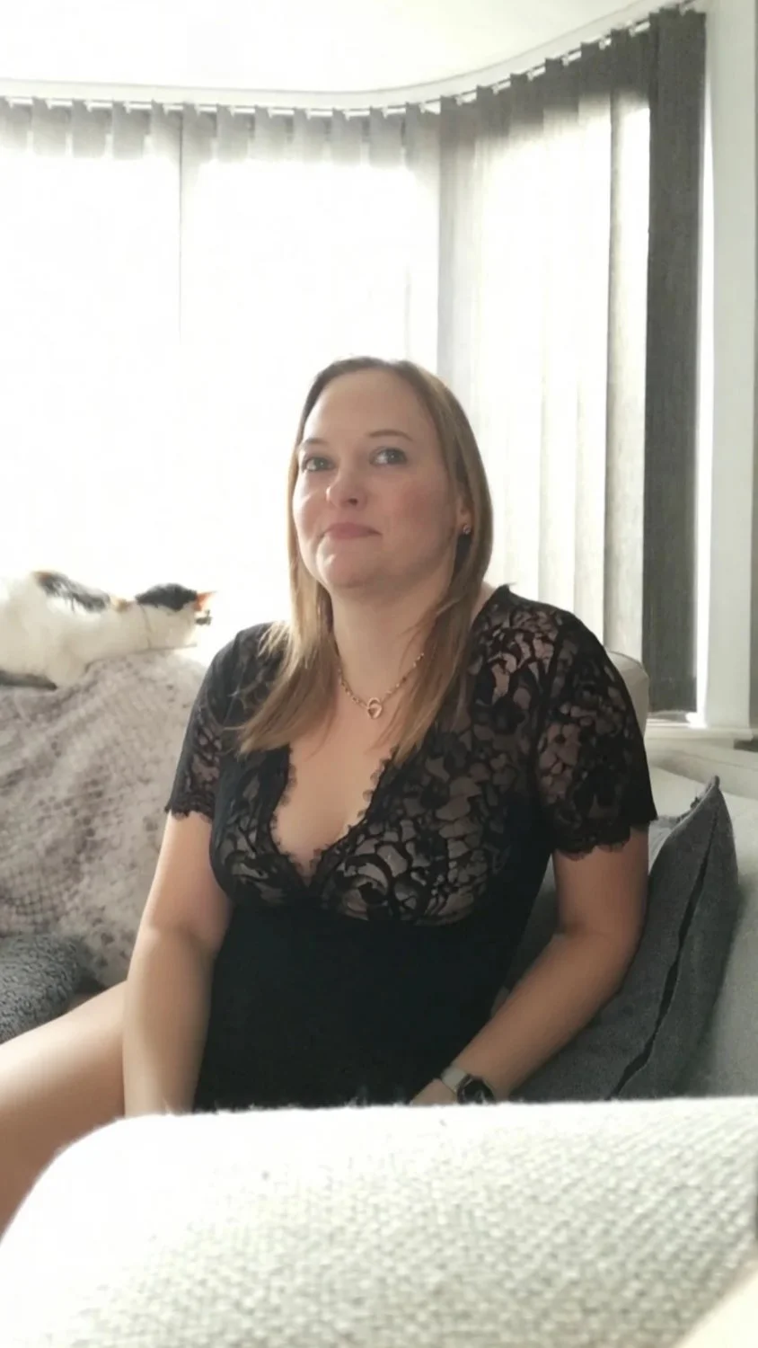 Sexy Laura housewife image 16