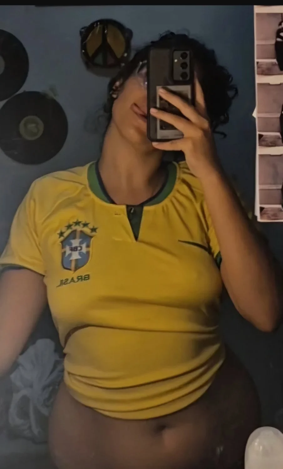 Seguidor flagrou a amiga gostosa distraída image 1